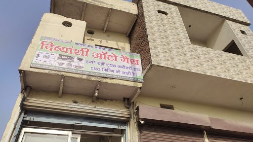 दिव्यांशी सीएनजी किट फिटिंग